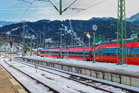 高速火车在阳光明媚的冬天停在GarmischPartenkirchen火车站图片