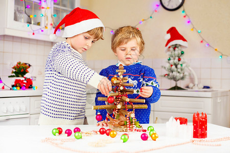 两个小男孩装饰自制的圣诞树图片