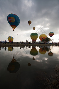 热气球在泰国大城府历史公园图片