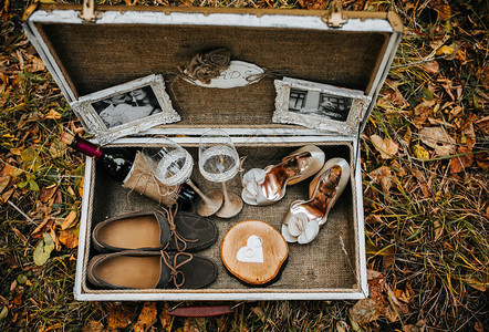 大手提箱上面有不同的结婚饰品案件和图片
