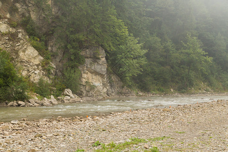 美丽的山景高山和区河流在山上度假旅行和自然杂志海报背景图片