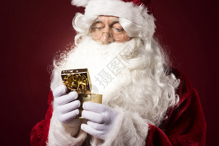 圣诞老人打开礼品盒小礼物并不意味着图片