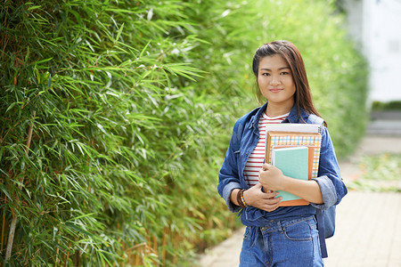 高中女生的肖像课本站在竹子图片