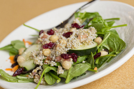 菠菜床上的新鲜和健康的quinoa图片