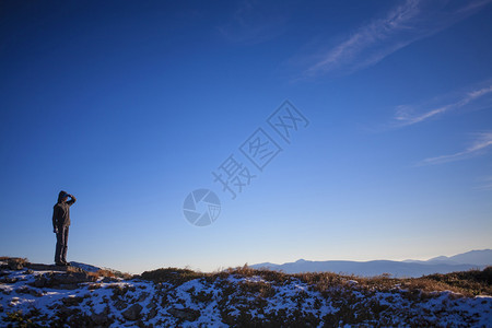 在高山顶上登月的休图片