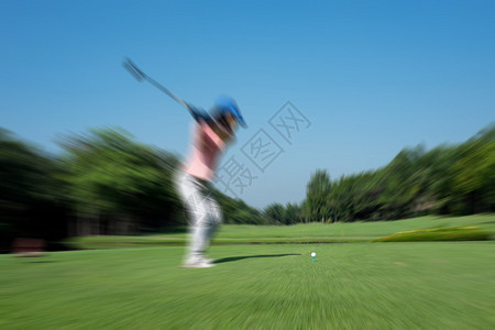 运动在球场上模糊高尔夫球员挥图片