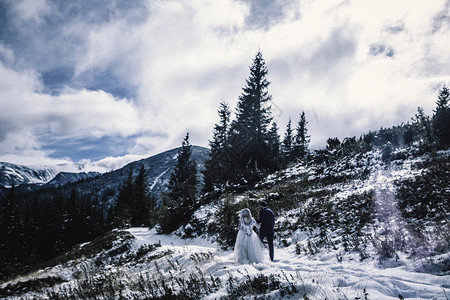 山上冬雪中的新郎娘图片