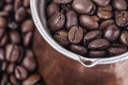 咖啡和咖啡豆特写的平底锅图片
