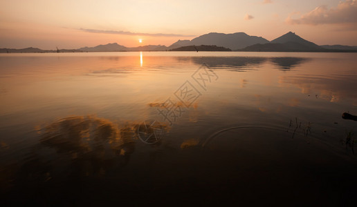日出时斯里兰卡大湖的图片