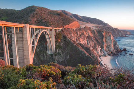 是加利福尼亚州大苏尔的一座钢筋混凝土开拱桥这座桥位于旧金山以南120英里处图片