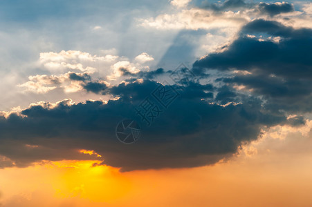 与阳光的美丽cloudscape图片