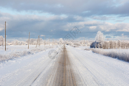 白雪皑的冬季道路图片