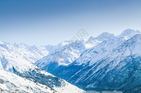 美丽的冬季风景与雪覆盖的山峰图片
