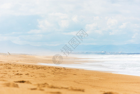 法国希隆德省西隆德海浪的长大西洋沙滩图片