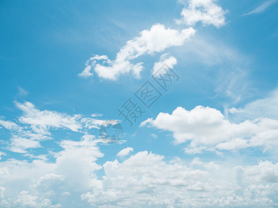 晴朗的蓝天白云在好天气图片