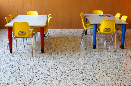 幼儿园教室的黄色椅子和桌椅图片