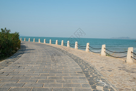 有晴天的道路海岸线图片