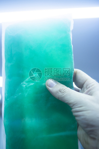 绿色理疗冷肌肉损伤凝胶包冷冻在运动损伤医学诊所的冰柜中图片