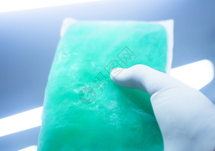 绿色理疗冷肌肉损伤凝胶包冷冻在运动损伤医学诊所的冰柜中图片