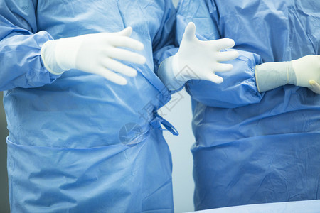 医院急诊外科手术急诊室医疗诊所外科医生手戴无菌手术图片