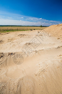 田地附近干燥的土地侵蚀的迹象图片