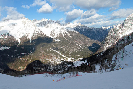 观察山上滑雪坡法国阿尔卑斯山的冬季度假胜地美丽的蓝色天空和云彩图片