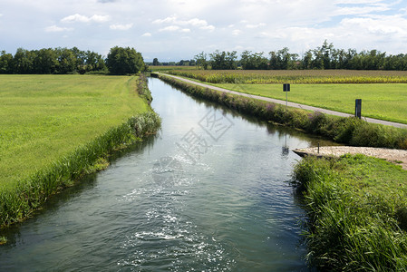 意大利伦巴迪的一条长途运河图片