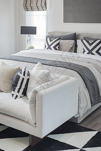 现代床铺和沙发的现代卧室风格图片