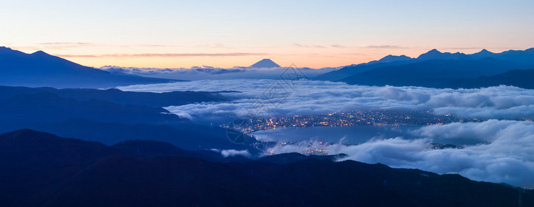 秋季在长野县的云中风景美丽的藤山图片