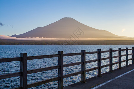 Yamanashi省Yamanakako湖富士山图片