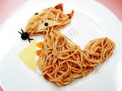 与意大利面狐狸共餐的有创图片