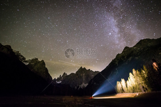 在瓦勒卡西迪纳山上银色的流星图片