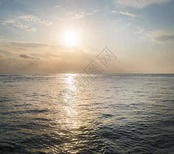 日出在海面上太阳在海面反图片