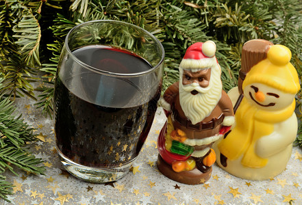 玻璃杯红酒和巧克力圣诞图片