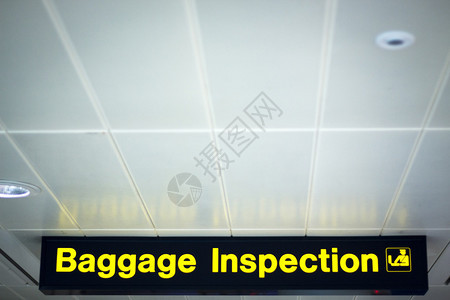 机场行李检查资料在灯光板上签字指示离开图片