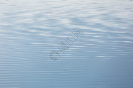 湖面水蓝色天空的自然抽背景图片