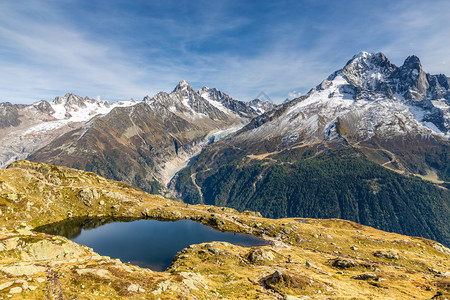 LacdesCheserys和山脉的视图与AiguilleVerteAiguilleduTourAiguilleChardonn图片