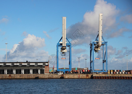 与蓝水阵线在港口码头的工业图片