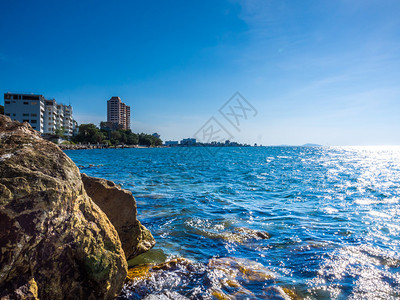 美丽的蓝天海与石块在泰国邦山BangSaenTha背景图片
