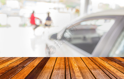 汽车商店露台的商用汽车摊位的木地板和模糊图像图片