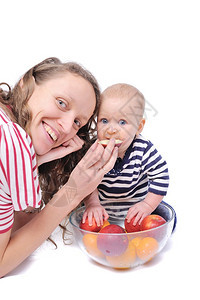 母亲喂养婴儿苹果图片