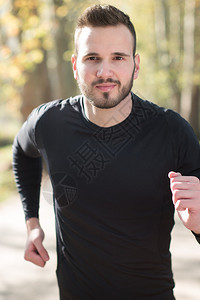 跑步的人男赛跑者特写运动员在健康的生活方式之外图片