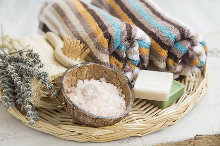 带毛巾浴盐和马赛尔雅司明和橄榄肥皂的斯帕背景图片