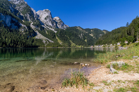 美丽的阿尔卑斯山湖景观图片