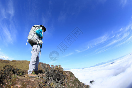 在美丽的山峰上徒步旅行图片