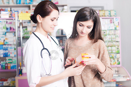 客户与医生旁看药店内的产品图片