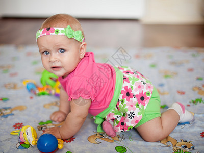 一个穿着粉红色衬衫的小婴儿的肖像匍匐图片