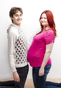 孕妇与丈夫的合影图片