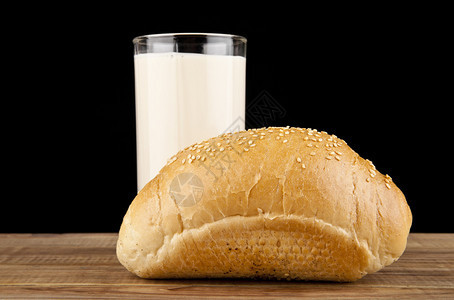 黑色背景的孤立牛奶面包图片