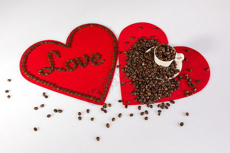 情人节的两颗心与爱和咖啡图片